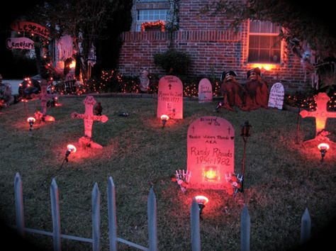 Outdoor Yard Halloween Decorations, Haunted Scene Ideas, Halloween Party Decorations For Adults Outdoor, Outdoor Halloween Decorations Graveyard, Halloween Yard Decorations Graveyard, Haunted Party Decorations, Scary Halloween Entrance, Scary Outdoor Halloween Decor Front Yards, Thriller Halloween Decorations