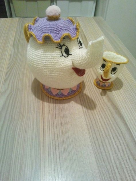 Mrs potts and chip Crochet Tea Cup, Tea Cosy Crochet, Beauty And Beast Wedding, Disney Crochet Patterns, Crochet Disney, Tea Cosy, Fun Crochet Projects, Crochet Toys Patterns, Amigurumi Free Pattern