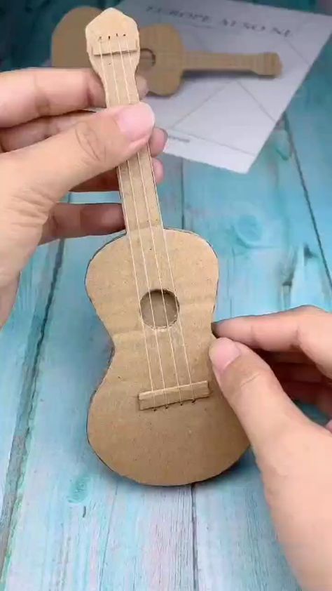 Kids Guitar Craft, Paper Guitar, Cardboard Guitar, Creative Handicraft, Guitar Crafts, Cardboard Crafts Kids, Kids Handicraft, Guitar Diy, Kids Toy Gifts