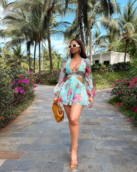 Mihali Ndamase, Sundress Black Women, Mallorca Outfit, Beach Party Outfit Ideas, Vaca Pics, Wardrobe Build, Mihlali Ndamase, Print Summer Dress, Floral Print Dress Summer