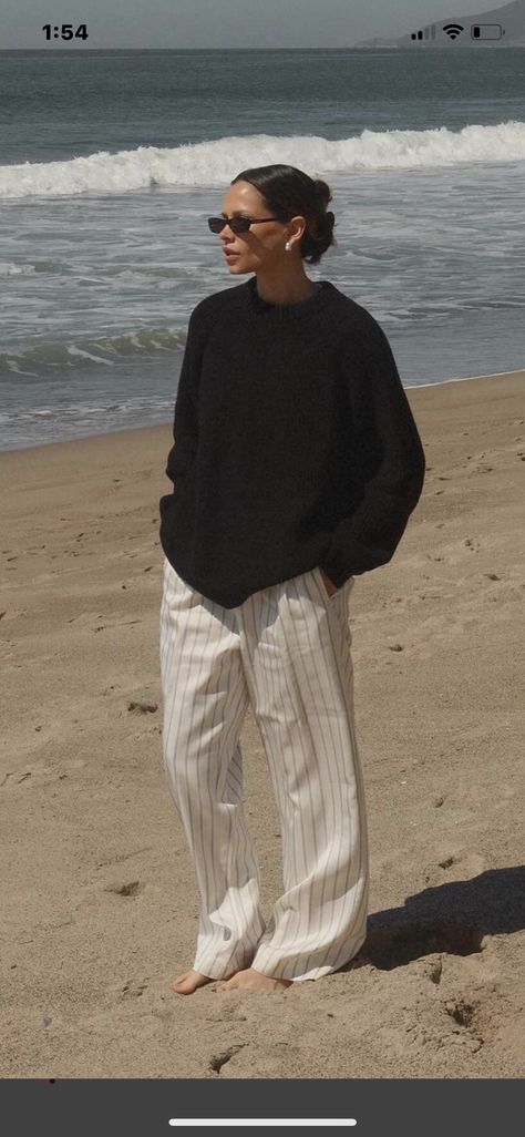 Pyjama Trousers Street Style, Morning Beach Outfit, Autumn Beach Outfit, Beach Winter Outfit, Seaside Outfits, Cold Summer Outfit, Outfits Crewneck, Black Sweater Outfit, Linen Pants Outfit