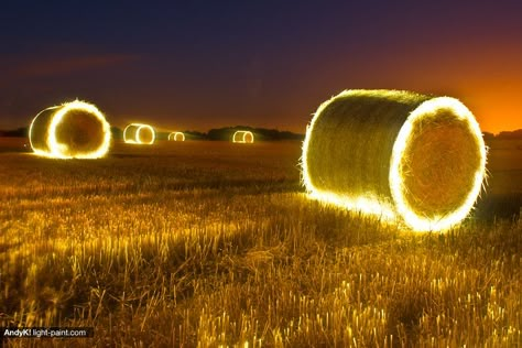 Hay Bale Decor, Hay Bale Decorations, Hay Bale Ideas, Outdoor Night Wedding, Hay Bale Art, Wedding Autumn, Straw Bales, Harvest Party, Pumpkin Farm