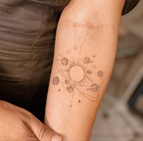 Feminine Planet Tattoo, Planetary Alignment Tattoo, 9 Planets Tattoo, Planet Orbit Tattoo, Planetary Tattoo Ideas, Space Tattoo Aesthetic, Fineline Planet Tattoo, Floral Planet Tattoo, Sun And Planets Tattoo