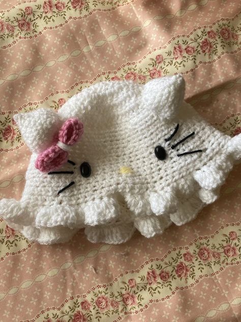 Crotecht Ideas, Kitty Crafts, Hello Kitty Crochet, Kitty Clothes, Hello Kitty Clothes, Mode Crochet, Kawaii Crochet, Fun Crochet, Crochet Fashion Patterns