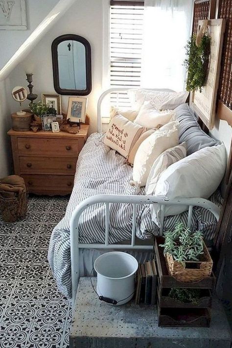 A bedroom must be a place where you come to relax after your hectic schedules. It must lighten up your heavy days, that whenever you enter, you feel at peace. It should be clean and organized despite the small space. So here are ten easy and stunning very small bedroom organization ideas despite the small space. Very Small Bedroom, Small Bedroom Decor Ideas, Dorm Room Storage, Rug Dark, Dorm Room Organization, Small Bedroom Designs, Casa Vintage, Small Bedroom Decor, Small Room Design