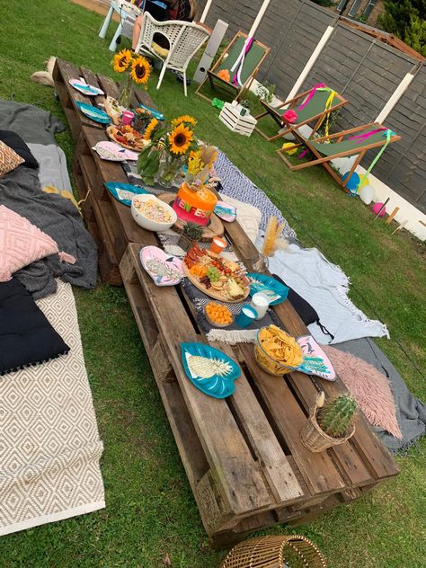 Palet Table Outdoor Party, Pallet Table Outdoor Party Boho, Wooden Pallet Table Party, Party Pallet Ideas, Hippy Party Games, Palette Table Outdoor Party, Pallet Table Outdoor Party, Baby Birthday Crafts, Picnic Pallet