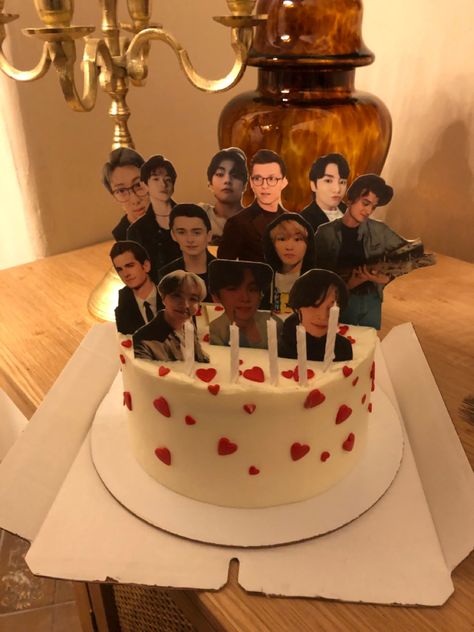 Cake With All My Crushes, Cute Birthday Pictures With Cake, Crush Cake Ideas, Cake Ideas 14th Birthday, Kpop Inspired Cake, Tell Them I’m Legal Cake, Crushes Cake, Celeb Crush Cake, Birthday Cake With Picture