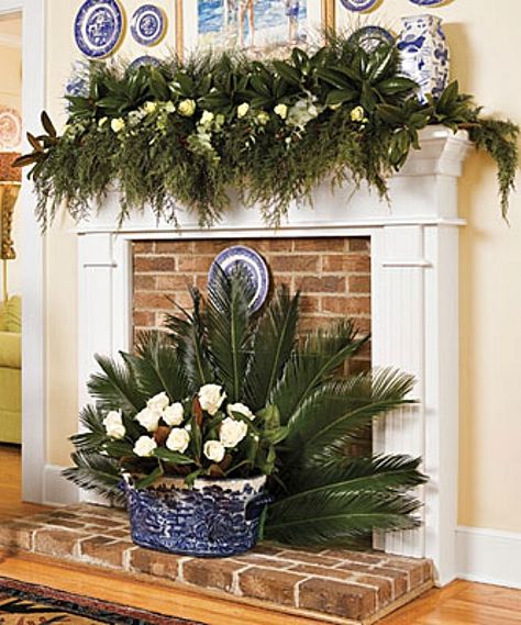 Southern Christmas Decorations, Natal Country, Natal Natural, Christmas Fireplace Mantels, Navidad Natural, Southern Living Christmas, Southern Christmas, Natural Christmas Decor, Fireplace Mantel Decor