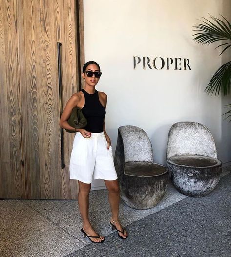 I Think These 4 Shoe Styles Make Long Shorts Look Way Chicer (White linen shorts) #summerlooks #summer2020 Linen Shorts Outfit, Bermuda Shorts Outfit, Looks Com Short, White Shorts Outfit, Wineries Outfit, Style Casual Chic, How To Make Shorts, 가을 패션, Long Shorts