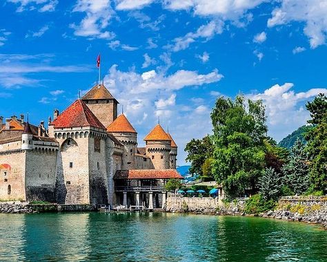 Chateau de Chillon (Veytaux) - All You Need to Know BEFORE You Go Castle Switzerland, Chillon Castle, European Castles, French Style Homes, Neuschwanstein Castle, Fairytale Castle, Beautiful Castles, Zermatt, Stately Home