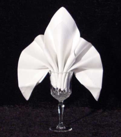 Fleur de Lis Goblet Napkin Fold Napkin Origami, Diy Napkin Folding, Folding Napkins, Napkin Folding Tutorial, Cloth Napkin Folding, Paper Napkin Folding, Napkin Folds, Creative Napkins, Diy Napkins