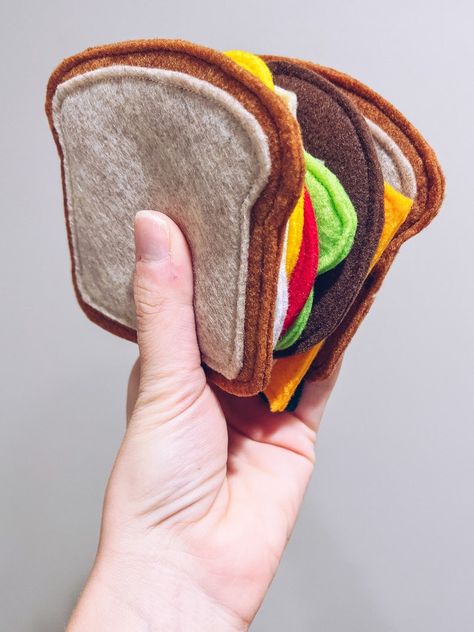 Felt Hamburger Pattern Free, Fabric Play Food, Felt Play Food Patterns Free, Felt Spaghetti, Diy Play Kitchen Accessories, Felt Burger, Build Your Own Sandwich, Kids Christmas Gifts Diy, Felt Food Templates