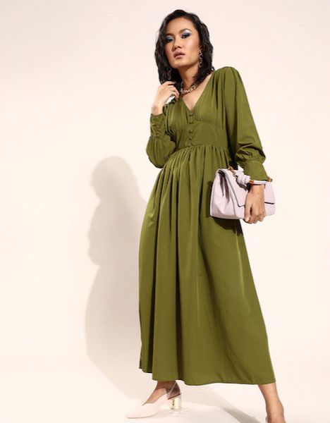 This classy, elegant dress will bring out your inner diva. It has an olive green colour and a solid pattern made of crepe. Classy Elegant Dress, Frock Designs, Long Frock Designs, Long Frock, Long Frocks, Olive Green Color, Frock Design, Green Colour, Elegant Dress