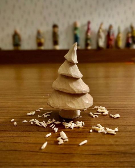 Wooden Tree Carving, Wood Carved Christmas Tree, Wood Carving Gift Ideas, Simple Carving Designs, Mini Wood Carving, Wood Carved Ornaments, Christmas Carving Ideas, Easy Whittling Projects For Beginners, Wood Carving Beginner