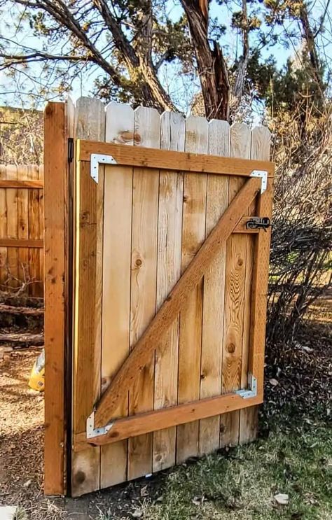 Wooden Gate Plans, Wood Gate Diy, Building A Wooden Gate, Wooden Gate Designs, Building A Gate, Diy Gate, Wooden Fence Gate, Wood Fence Gates, Backyard Gates