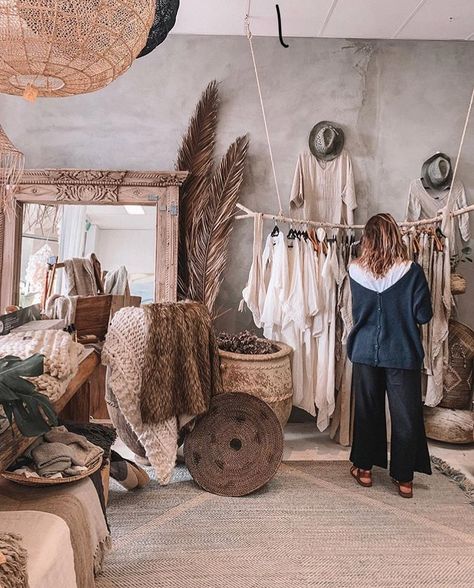 #vintage #vintagestyle #antique #boho Shop Interiors Boutique, Vintage Boho Outfit, Boho Store, Boutique Inspiration, Boutique Display, Boutique Decor, Boho Room Decor, Boho Shops, Retail Store Design