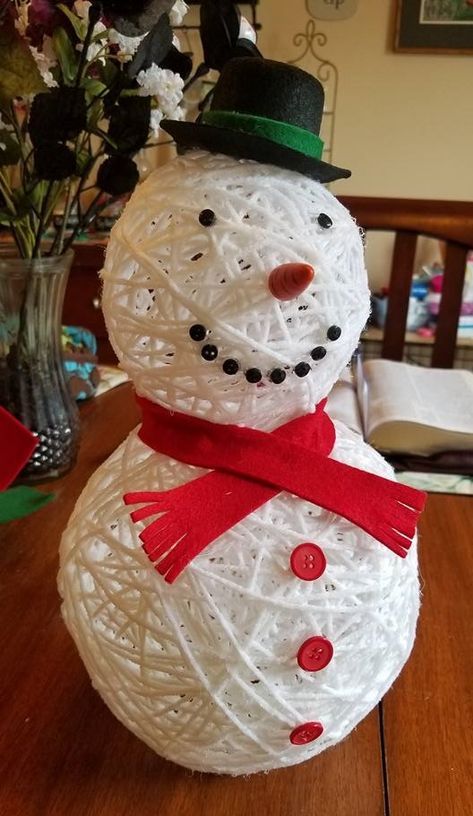 This darling little yarn snowman was made by Michelle Pickett…isn’t he cute?! She shares her tutorial with us today… “I used 2 balloons inflated. I then dipped white yarn into a Elmer’s glue mixed with a small amount of water. I ran the string through my fingers to remove some of the glue. I then … Yarn Snowman, Couronne Diy, Crafty Morning, Snowman Crafts Diy, Balloon Crafts, Diy Snowman, Snowman Crafts, Winter Crafts, Xmas Crafts