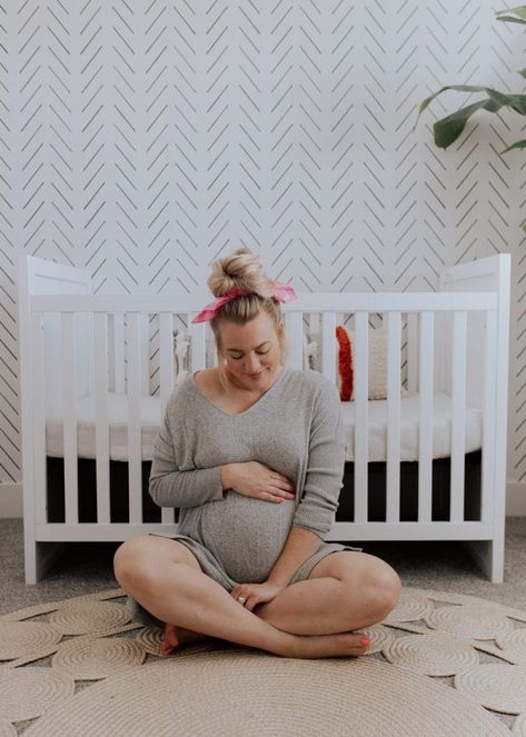 Pregnancy Shoot Ideas At Home, Indoor Maternity Photos, Diy Maternity Photos, Home Maternity Photography, Photo Bb, Baby Bump Photoshoot, Cute Pregnancy Pictures, Baby Bump Photos, Happy Pregnancy