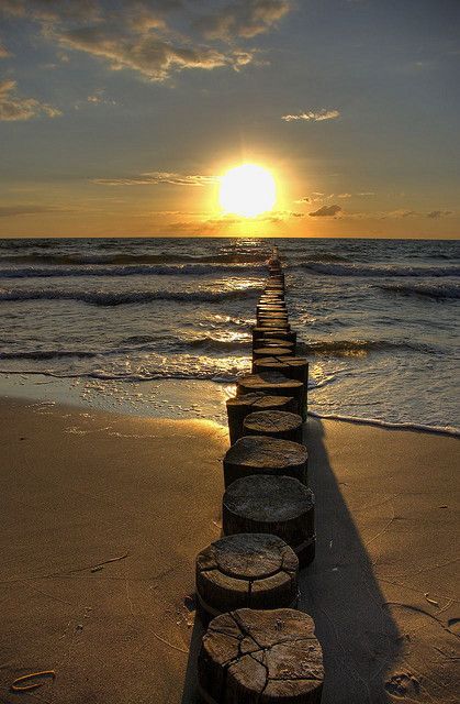 . Beach At Sunset, Jolie Photo, Sunset Beach, Beautiful Sunset, Sunrise Sunset, Beach Life, Beautiful Beaches, Beautiful World, Beautiful Landscapes