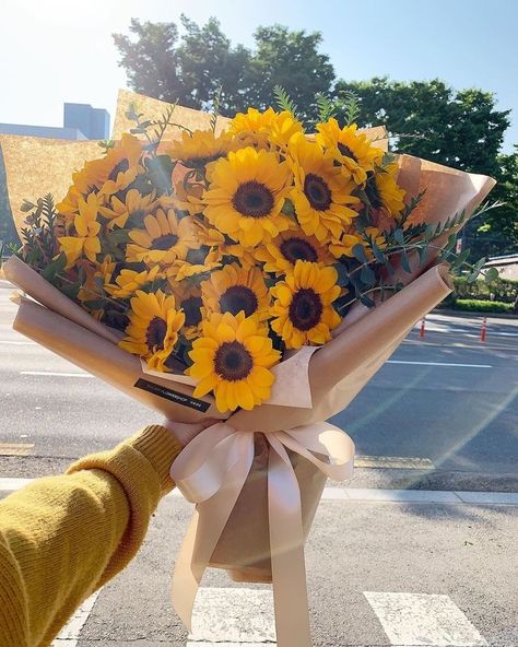 𝓜. on Twitter: "SUNFLOWERS ARE HEAVEN SENT.… " Sunflower Nursery, Sunflower Arrangements, Boquette Flowers, Sunflower Bouquets, Nothing But Flowers, Flowers Bouquet Gift, Flower Therapy, Beautiful Bouquet Of Flowers, Luxury Flowers