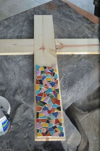 Mosaic On Wood How To, Diy Crosses Ideas Crafts, Cross Wood Projects, Easy Mosaic Art, Diy Wood Cross, Holy Spirit Craft, Diy Crosses, Wooden Crosses Diy, Crosses Diy