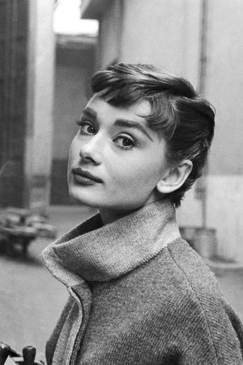 Oud Hollywood, Aubrey Hepburn, Audrey Hepburn Photos, Audrey Hepburn Style, Photographie Portrait Inspiration, Hepburn Style, Beauty Icons, 인물 사진, White Photo