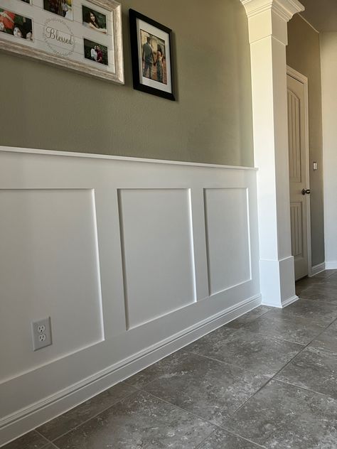 Shaker Wall Panelling Hallway, Diy Panelling Walls Hallways, White Panelled Wall, Panelled Walls Diy, Sofa Wall Panelling, Panelled Walls Hallway, Wainscoting Ideas Entryway, Half Panelled Walls, Half Wall Paneling Ideas