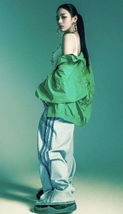 Minji Photoshoot, Nj Wallpaper, Dj Profile, Korean Picture, Model Magazine, New Jeans Style, Hair Flip, Dance Fashion, Green Outfit