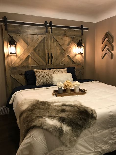 Rustic barn door headboard Rustic Boho Room Decor, Farmhouse Headboard With Lights, Rustic Door Headboard, Barn Door Headboard Diy, Farmhouse Headboard Ideas, Country Bedroom Ideas Farmhouse, Rustic Headboard Ideas, Barn Door Headboard, Country Decor Ideas