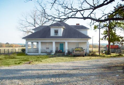 Miranda Lambert grew up in this house in Lindale Texas. She said: there was no central heat or air conditioning. They had a tire swing, chickens and pigs and everyday after school her Mom put out Milk and cookies. - Country Living magazine Lindale Texas, Blake Shelton And Miranda, Ranches For Sale, Country Living Magazine, Childhood Home, Country Music Stars, Miranda Lambert, Country Side, Country Stars