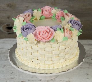 Basket Weave Frosting, Basket Weave Cake With Flowers, Cake Basket With Flowers, Basket Cake Decoration, Spring Cake Ideas Birthday, Easter Basket Cake Ideas, Basket Cakes With Flowers, Basket Weave Cake Design, Flower Icing Cake