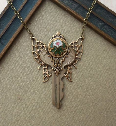 Key necklace Steampunk Fairy, Key Crafts, Vintage Jewelry Ideas, Steam Punk Jewelry, Old Keys, Junk Jewelry, Key Art, Key Jewelry, Mixed Media Jewelry