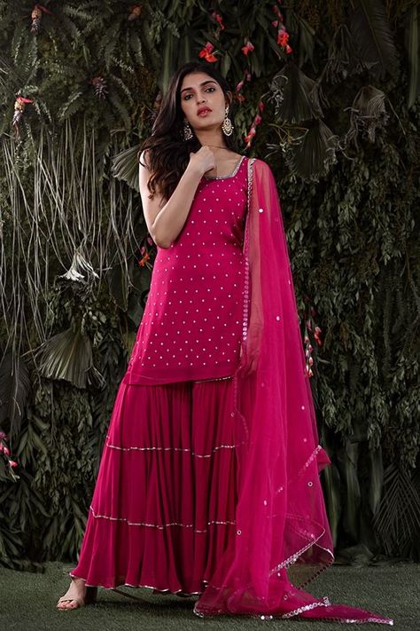 20+ Exquisite Mehendi And Reception Bridal Wear – Save It Right Now! - SetMyWed Pink Haldi Outfit, Pooja Thakur, Geethika Kanumilli, Drape Dupatta, Pakistani Design, Sharara Dress, Female Clothes Outfits, Sharara Designs, Designer Anarkali Dresses