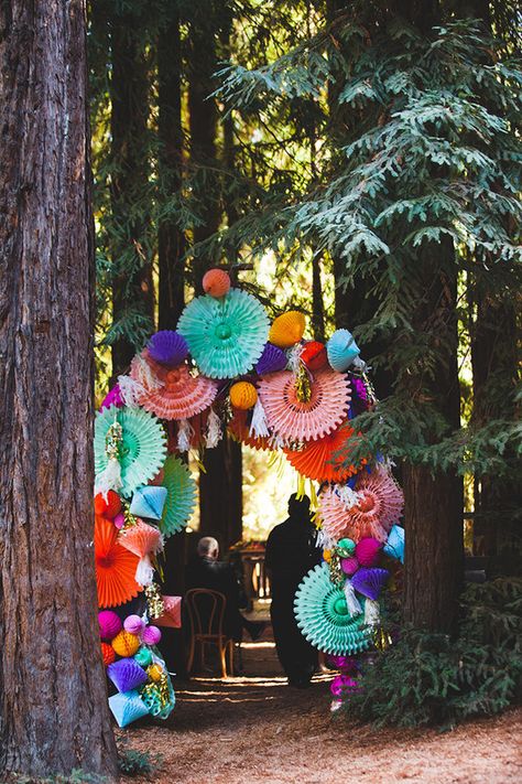 colorful wedding decor Colorful Wedding Decor, Deco Champetre, Fiesta Tropical, Woodsy Wedding, Festival Theme, Boda Mexicana, Camp Wedding, Colorful Wedding, Festival Wedding