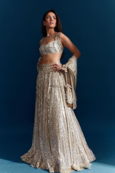 Lehenga Manish Malhotra, Manish Malhotra Lehenga, Mira Kapoor, Sequins Lehenga, Sequin Lehenga, Sangeet Night, Mira Rajput, Expensive Dresses, Traditional Indian Outfits