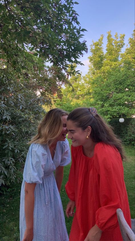 #sweden #gardenparty #summer #scandigirls #scandinaviansummer Godly Friendship, Sweden Style, Scandi Girl, Inspi Photo, Sweden Fashion, People Person, 2024 Outfits, Swedish Style, 2023 Vision