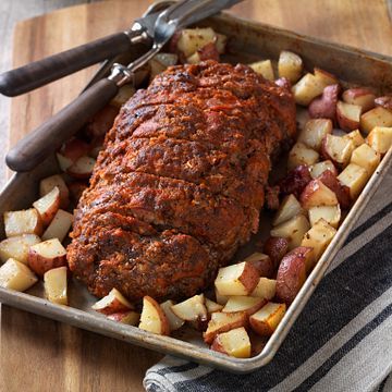 Easy Sheet Pan Meatloaf and Potatoes. Check out the Easy Sheet Pan Meatloaf and Potatoes recipe at beefitswhatsfordinner.com Sheet Pan Meatloaf, Meatloaf And Potatoes, Pan Meatloaf, School Dinner Recipes, Beef Roulade, Meal Planing, Beef Ideas, Beef Flank Steak, Beef Tenderloin Roast