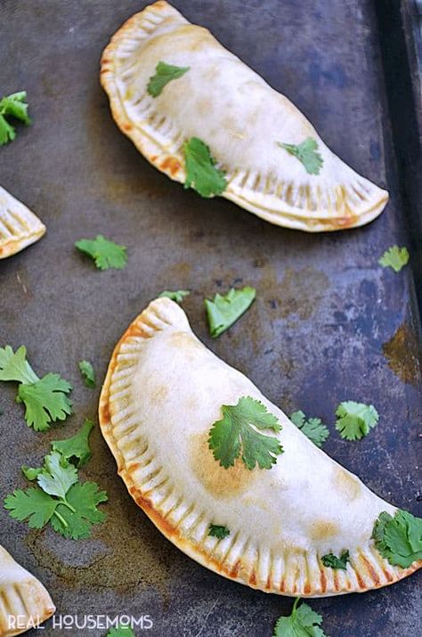 Buffalo Chicken Empanadas have all the familiar spicy flavors of Buffalo wings tucked inside a flaky pastry and baked to crisp deliciousness! Apple Pie Empanadas, Buffalo Chicken Empanadas, Empanada Recipes, Chicken Empanadas, Tasty Dinner, Easy Party Food, Empanadas Recipe, Amazing Appetizers, Party Appetizer