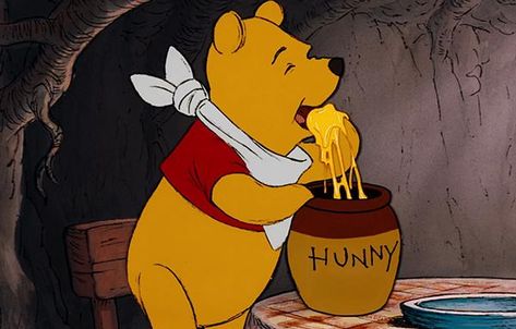 Bulgaria Food, Winnie The Pooh Honey, Winnie The Pooh Pictures, Cute Winnie The Pooh, Old Disney, Disney Aesthetic, Cute Cartoon Drawings, Cute Disney Wallpaper, Pooh Bear