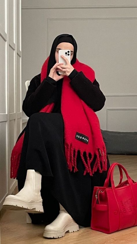 Red Hijab Outfit, Modest Winter Outfits, Estilo Hijab, Stile Hijab, Street Hijab Fashion, Mode Turban, Muslim Outfits Casual, Hijab Style Casual, Hijabi Fashion Casual