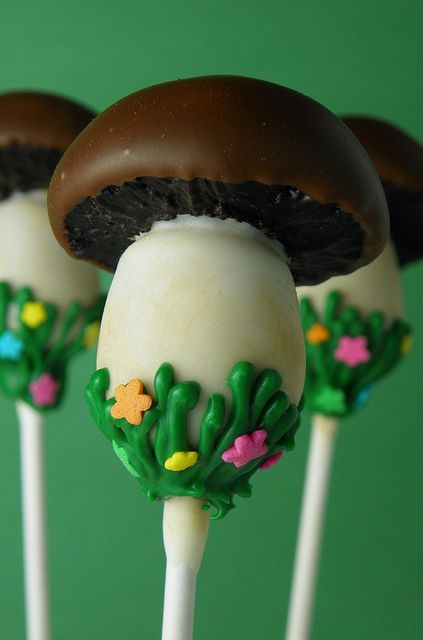 Mushroom cake pops! Where were these when I planned the baby's woodland themed first birthday party last year!?? Mushroom Cake Pops, Mushroom Cake, Mini Torte, Pop Cupcakes, Cake Pop Ideas, Pops Cake, Pop Ideas, Cookie Pops, Fairy Party