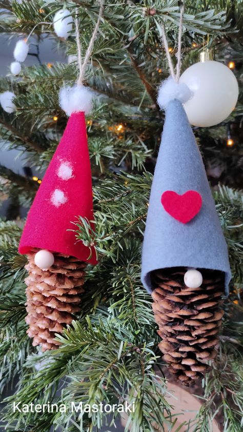 Ideas for Christmas tree decoration and children gifts. Homemade 🏡 and ecological decoration 🎄 #pinecone #christmas #decoration #gnome #mothersonactivity #christmastree #artandcraft Ecological Christmas Decorations, Pinecone Crafts Kids, Pinecone Christmas, Pinecone Crafts, Diy Pinecone, Ornaments Ideas, Gifts Homemade, Pine Cone Crafts, Children Gifts