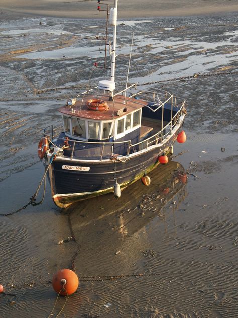 Working Boat, Fishing Vessel, Abandoned Ships, Old Boats, Buy Fish, Boat Art, Boat Painting, Classic Boats, Yacht Boat