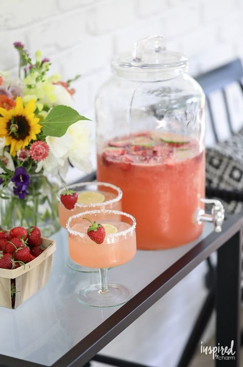 Discover the ultimate summer drink with this easy Margarita Punch recipe. Combining the classic flavors of a strawberry margarita with the light and bubbly touch of Prosecco, this punch is perfect for entertaining. It's simple to make and sure to be a crowd-pleaser at your next gathering. Strawberry Margarita Punch, Margarita Punch, Cocktail Recipes For A Crowd, Yummy Summer Cocktails, Flavored Margaritas, Blueberry Mojito, Strawberry Margarita, Brunch Cocktails, Summer Cocktail Recipes