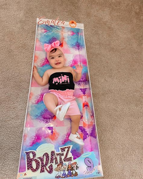 Diy bratz box photography #bratz #diy #diyproject #diyphotography #photoshootideas #9months #babygirl #bratstyle #diyphotoshoot Bratz Doll Box Photoshoot, Baby Bratz Birthday Party Ideas, Bratz Baby Shower Ideas, Bratz Photoshoot Ideas, Babygirl Photoshoot Ideas, Bratz Photoshoot, Bratz Babies, Baby Bratz, Bratz Party