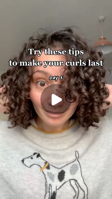 Natalie ➿ fine curly hair tips on Instagram: "📝 Making your curls last more than a day is a tough part of the curly journey to nail down - everyone does different things and you basically just have to find the combination that works for you! Here’s some extra details about my own routine (check out my Routine highlight for dedicated reels!) 🧼 Cleansing: You need a good base for your curls! I wash every 3-4 days. I don’t co-wash, because it’s too moisturising for my hair and makes it limp (and my scalp gross!). I clarify with a clarifying/sulphate shampoo at least once a month - you may need to do this more often if you use lots of product or live in a hard water area. 🧴 Conditioning: 3 years ago I was deep conditioning every week, adding a leave in and a curl cream…and now, I don’t do a How To Get Your Curls To Stay All Day, Curly Hair Wash Routine, 3a Curls, Curl Routine, Frizzy Curls, Hair Washing Routine, Shoulder Length Curly Hair, Fine Curly Hair, Dry Curly Hair