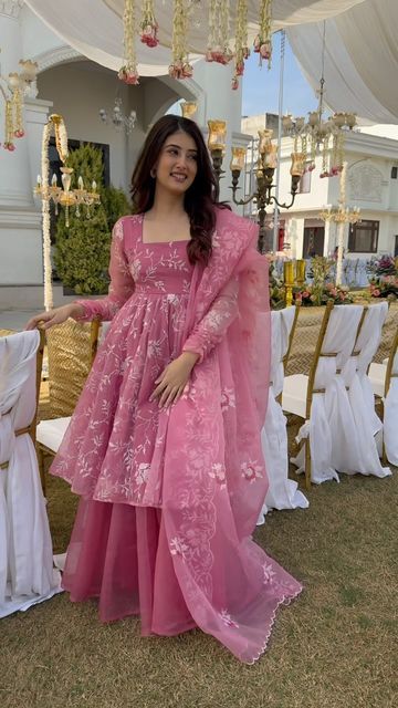 Womens Dress For Wedding, Dress Model Ideas, Beautiful Wardrobe Designs, New Dresses Designs Pakistani, New Trending Dresses Indian, New Fashion Kurti Design, Dresses Models Ideas, New Traditional Dress Design, Latest Trending Dresses For Women