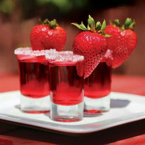 Image St Valentin, Svedka Strawberry Lemonade, Strawberry Shots, Valentine Drinks, Valentine Cocktails, Alcohol Beverages, Cocktail Drinks Alcoholic, Party Drinks Alcohol, Pretty Cocktails