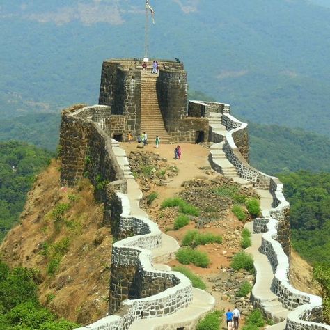 The very first conquer of Shivaji Maharaj, Torna fort lies in the vicinity of Pune. Fortis massive and unravels a lot of the history of the Maratha empire. The Best part is the hard work you put in while hiking to the destination, rewarded with the view and pleasant cold breeze. PS: Do enjoy Pithla Bhakar and Bangan Bharat at local eateries for the authentic Maharashtrian home meal. @winning_photographs #tornafort #fort #maharashtrafort #pune Pratapgarh Fort, Torna Fort, Easy Portrait Drawing, Easy Portrait, Maratha Empire, Happy Makar Sankranti, Home Meals, Shivaji Maharaj, Diy Crafts Life Hacks