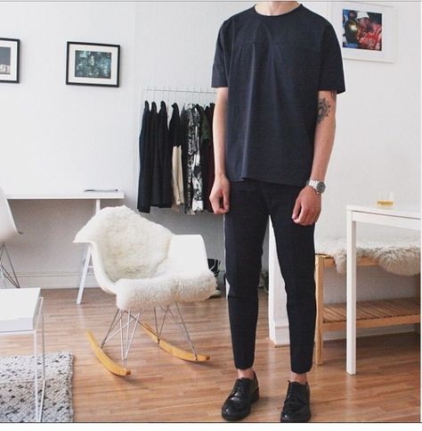 Black Sneakers Outfit Men, Black Sneakers Outfit, Sneakers Outfit Men, Minimalist Fashion Men, Look Retro, Mens Outfit Inspiration, Mens Fashion Streetwear, Stylish Mens Outfits, Men Fashion Casual Outfits